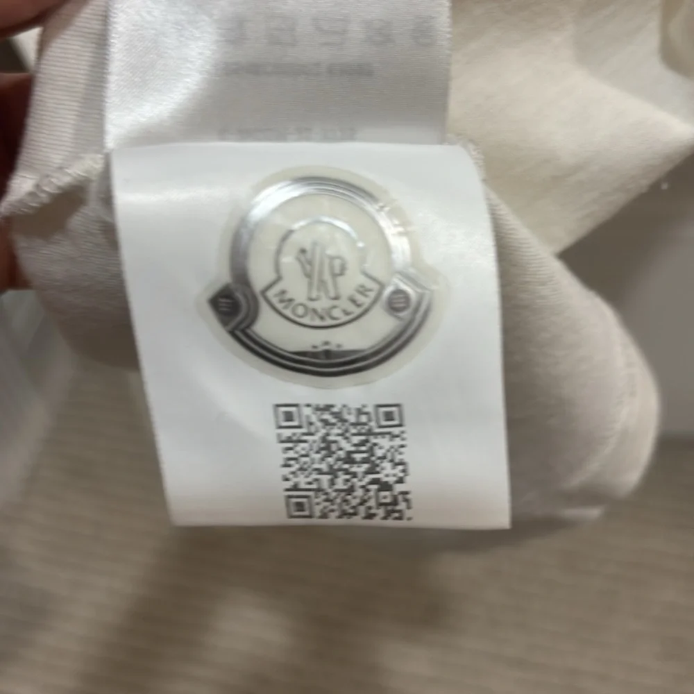 Boys Moncler Tshirt - Picture 4 of 5